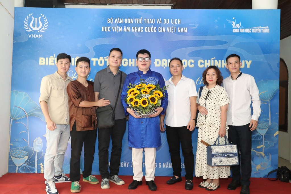 Nguyễn Đức Thiện (ở giữa)