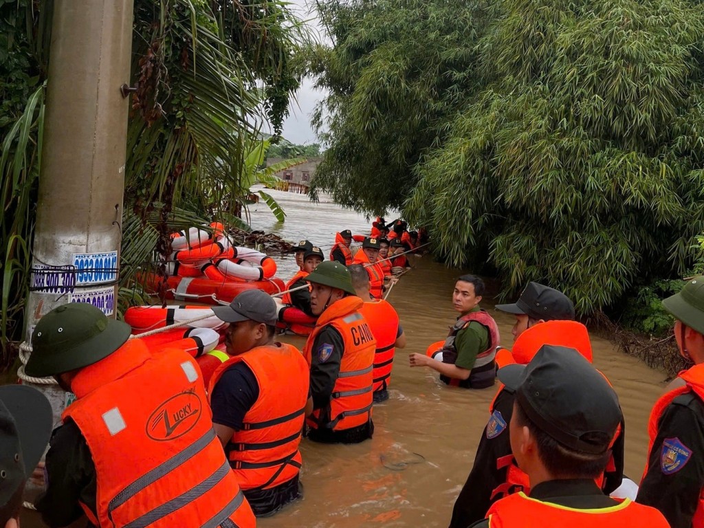 Lực lượng chức năng phối hợp đưa cano và các phương tiện cứu hộ chuyên dụng tiếp cận từng hộ dân đang bị ngập sâu (Ảnh: CA) Lực lượng chức năng phối hợp đưa cano và các phương tiện cứu hộ chuyên dụng tiếp cận từng hộ dân đang bị ngập sâu (Ảnh: CA)