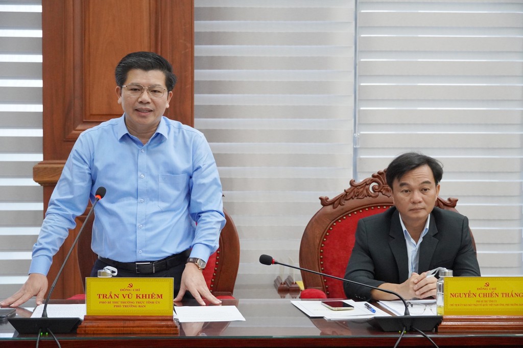 Phó Bí thư Thường trực Tỉnh ủy Quảng Trị Trần Vũ Khiêm báo cáo tại cuộc họp Phó Bí thư Thường trực Tỉnh ủy Quảng Trị Trần Vũ Khiêm báo cáo tại cuộc họp