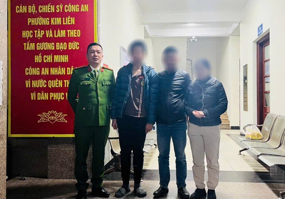 Công an phường Kim Liên bàn giao nạn nhân cho gia đình