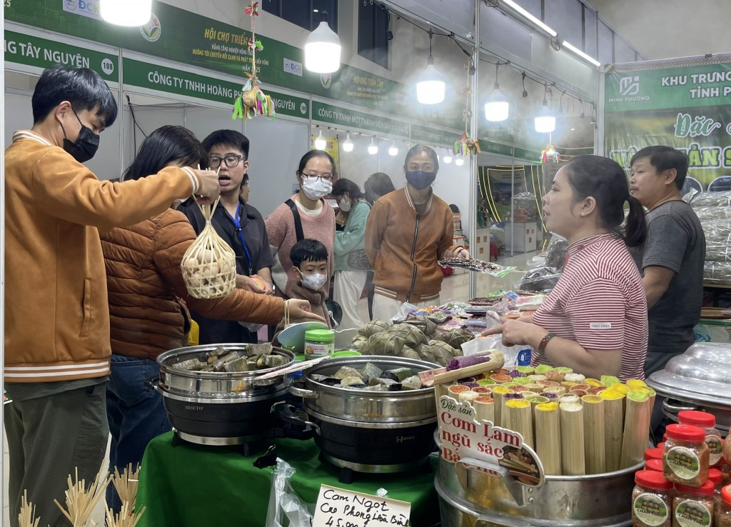 Đông đảo người dân và du khách tham quan, mua sắm tại hội chợ (Ảnh Đ.Minh)