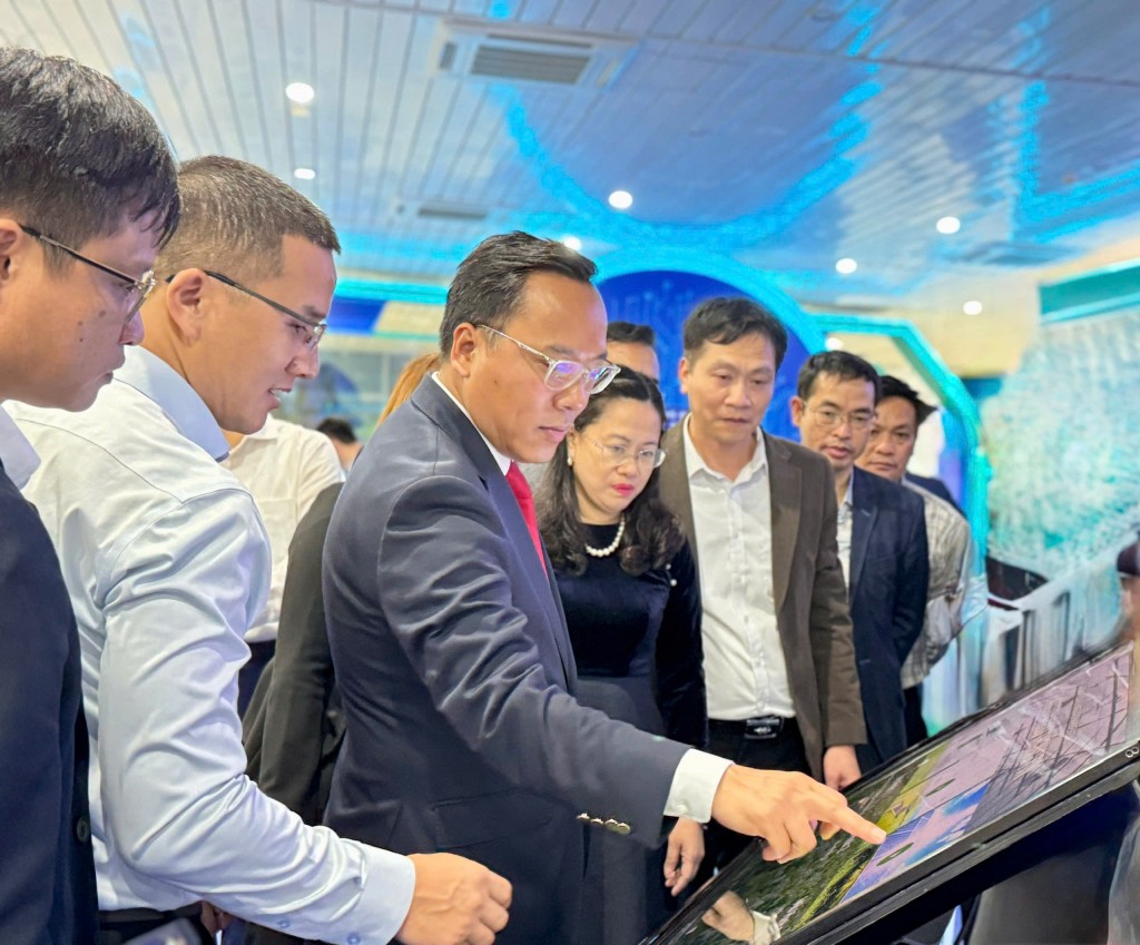 Thứ trưởng Bộ Công thương Nguyễn Hoàng Long tham quan khu triển lãm công nghệ thực tế ảo, công nghệ số cũng giới thiệu sản xuất xanh (Ảnh: Đ.Minh)