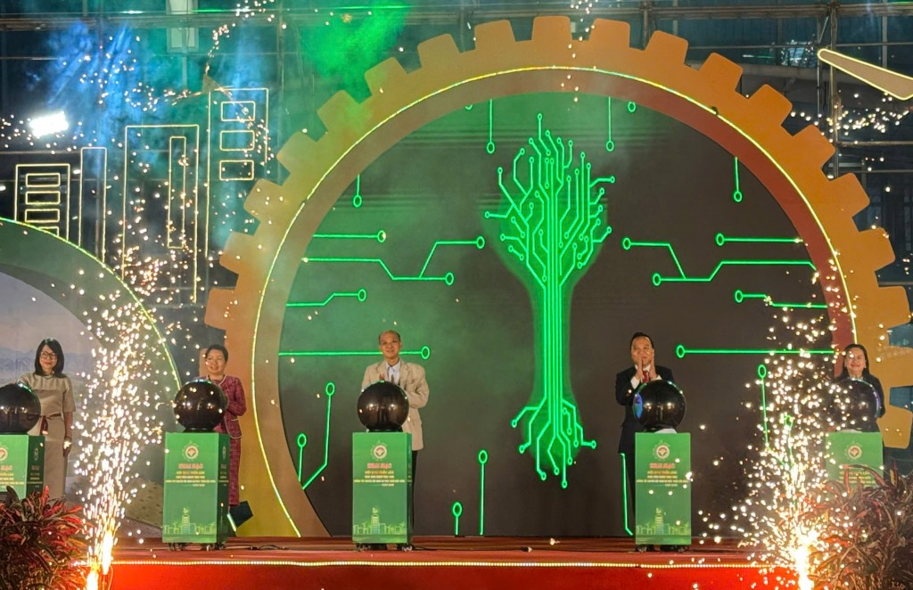 Các đại biểu thực hiện nghi thức khai mạc (Ảnh: Đ.Minh)