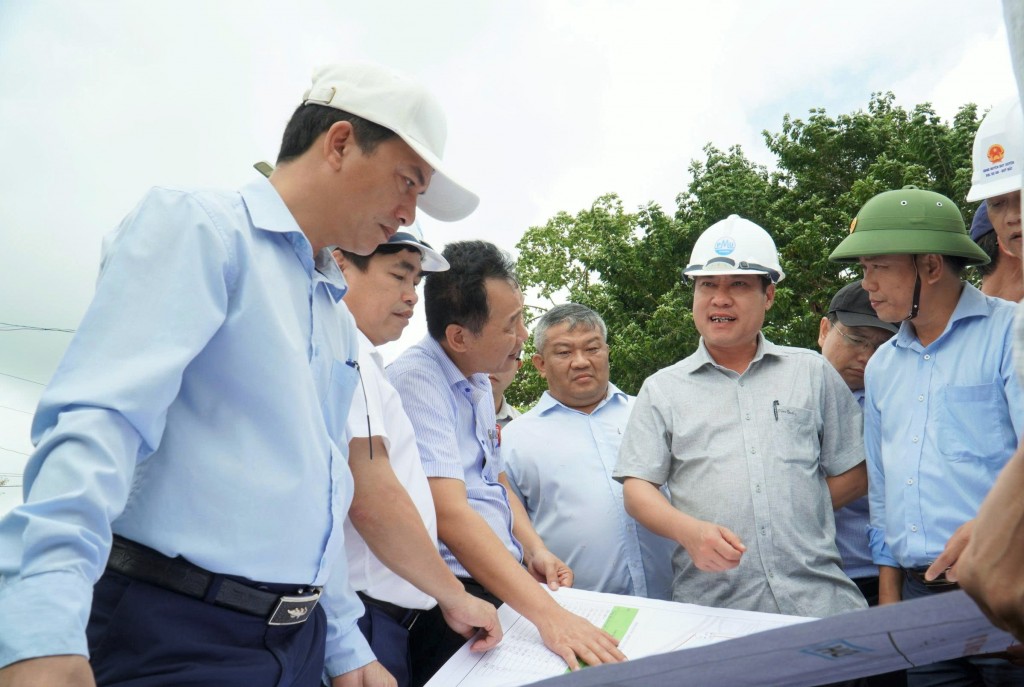 Phó Chủ tịch UBND thành phố Phan Thái Bình kiểm tra dự án phục vụ đường sắt cao tốc Bắc Nam. Phó Chủ tịch UBND thành phố Phan Thái Bình kiểm tra dự án phục vụ đường sắt cao tốc Bắc Nam.