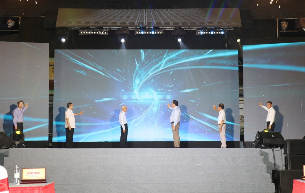 Lãnh đạo tỉnh thực hiện nghi thức khai mạc lễ hội