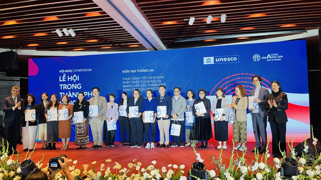 Ban Tổ chức tặng quà lưu niệm tới các chuyên gia Ban Tổ chức tặng quà lưu niệm tới các chuyên gia