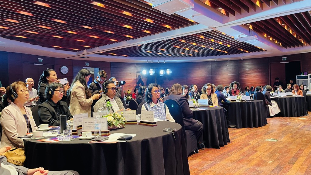 Hội nghị có sự tham dự của đông đảo các vị đại biểu trong và ngoài nước Hội nghị có sự tham dự của đông đảo các vị đại biểu trong và ngoài nước