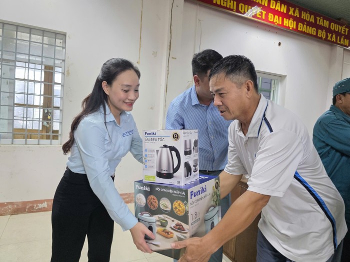 Hòa Phát tặng 100.000m2 tôn, hàng ngàn đồ dùng thiết yếu tại tỉnh Đắk Lắk