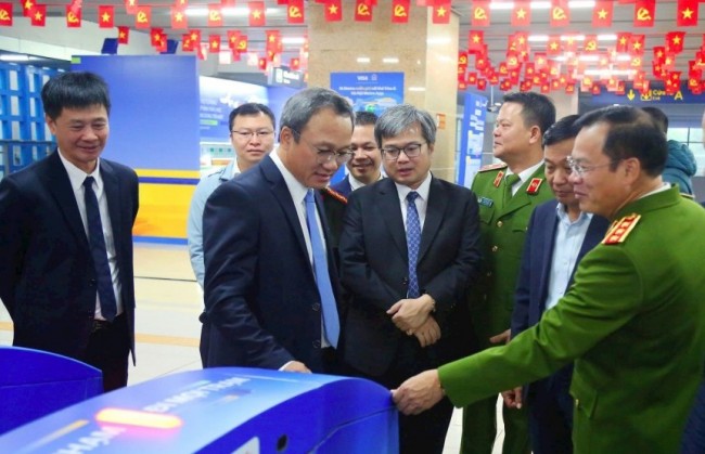 Tàu Cát Linh-Hà Đông chính thức áp dụng hệ thống kiểm soát vé tự động mới