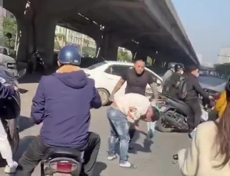 Sự việc được người đi đường quay lại rồi chia sẻ trên mạng xã hội (ảnh chụp màn hình)