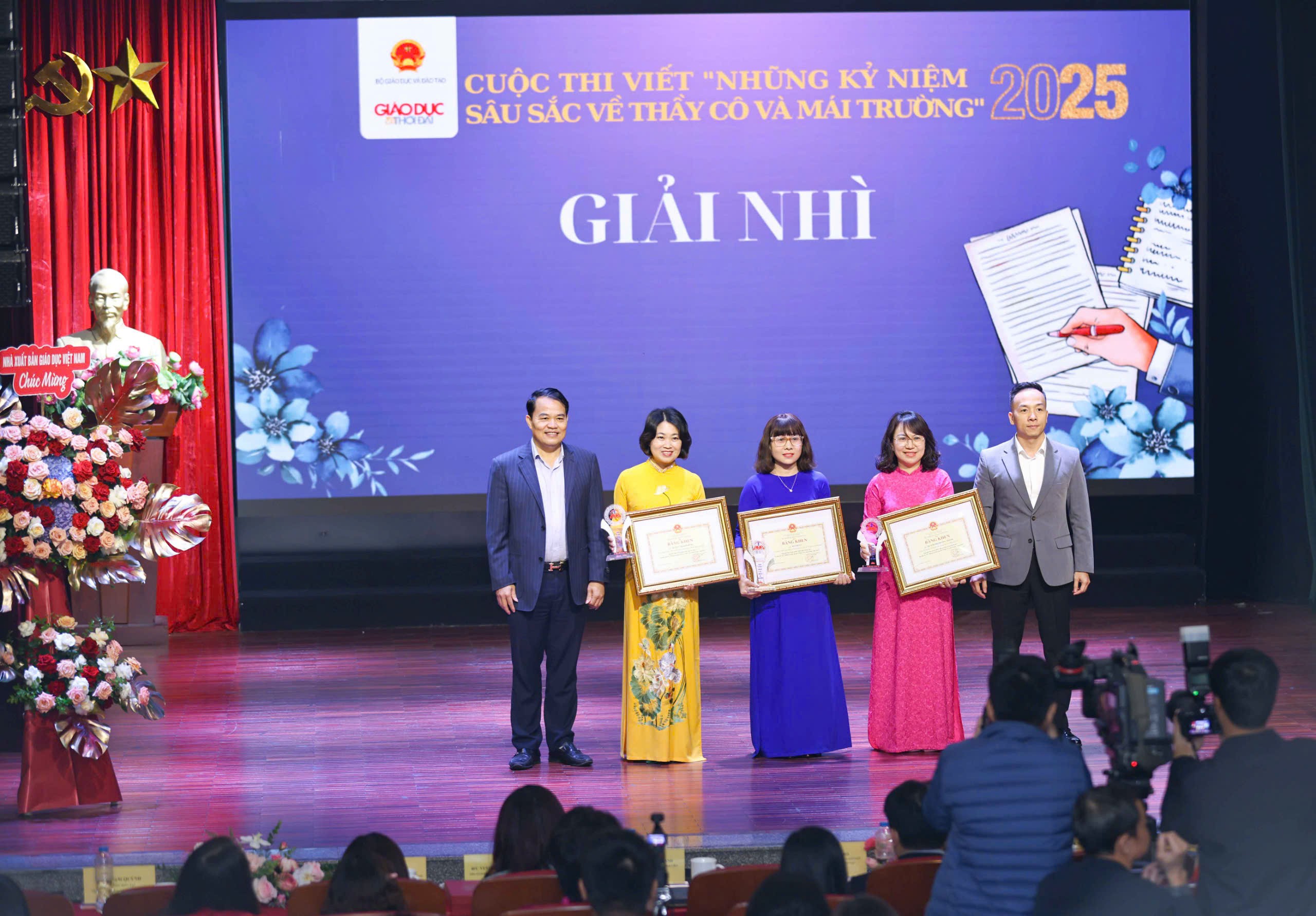 Các tác giả nhận giải Nhì cuộc thi. (Ảnh: Thanh Tùng)