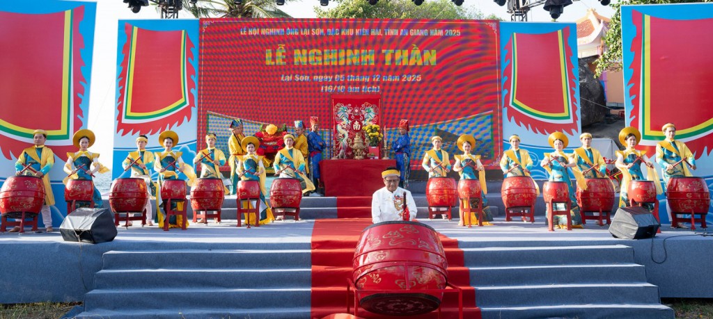 Lễ Nghinh Thần mở đầu bằng tiếng trống hội vang lên hùng tráng, báo hiệu thời khắc thiêng liêng của buổi lễ (ảnh: Trung Hiếu)