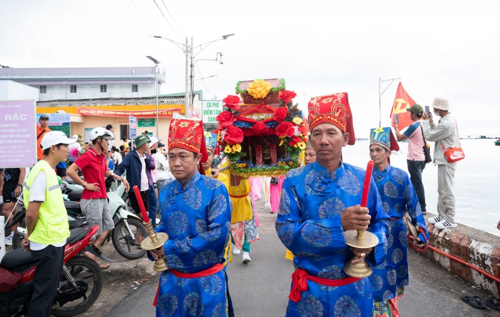 Lễ hội Nghinh Ông Lại Sơn diễn ra với nhiều hoạt động ý nghĩa (ảnh: Trung Hiếu)