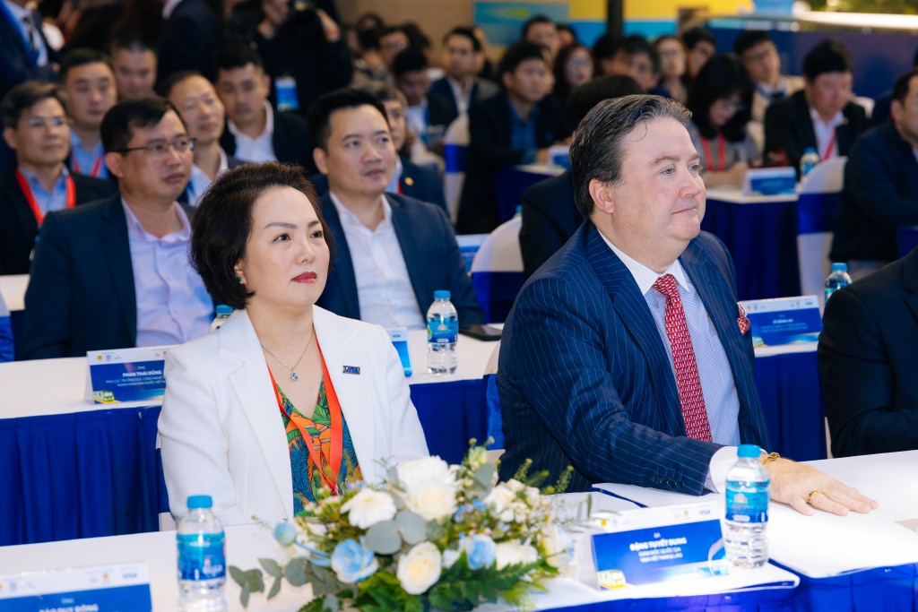 Bà Đặng Tuyết Dung, Giám đốc Visa Việt Nam và Lào cùng Đại sứ Mỹ Marc Knapper tại Lễ Công bố