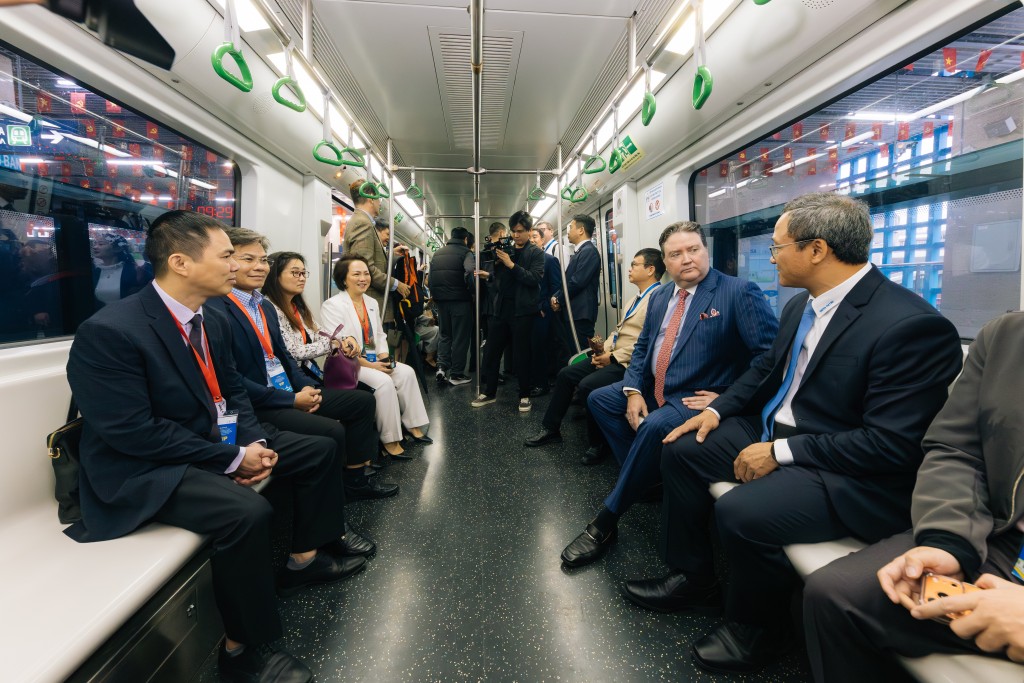 Bà Đặng Tuyết Dung, Giám đốc Visa Việt Nam và Lào cùng lãnh đạo các Cơ quan, Đại biểu trải thực thực tế tuyến tàu Hanoi Metro (1)