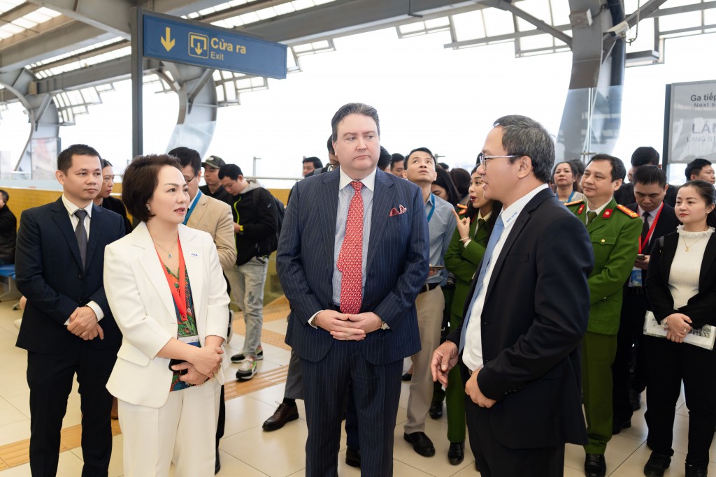 Bà Đặng Tuyết Dung, Giám đốc Visa Việt Nam và Lào cùng lãnh đạo các Cơ quan, Đại biểu trò chuyện trong lúc đợi tàu