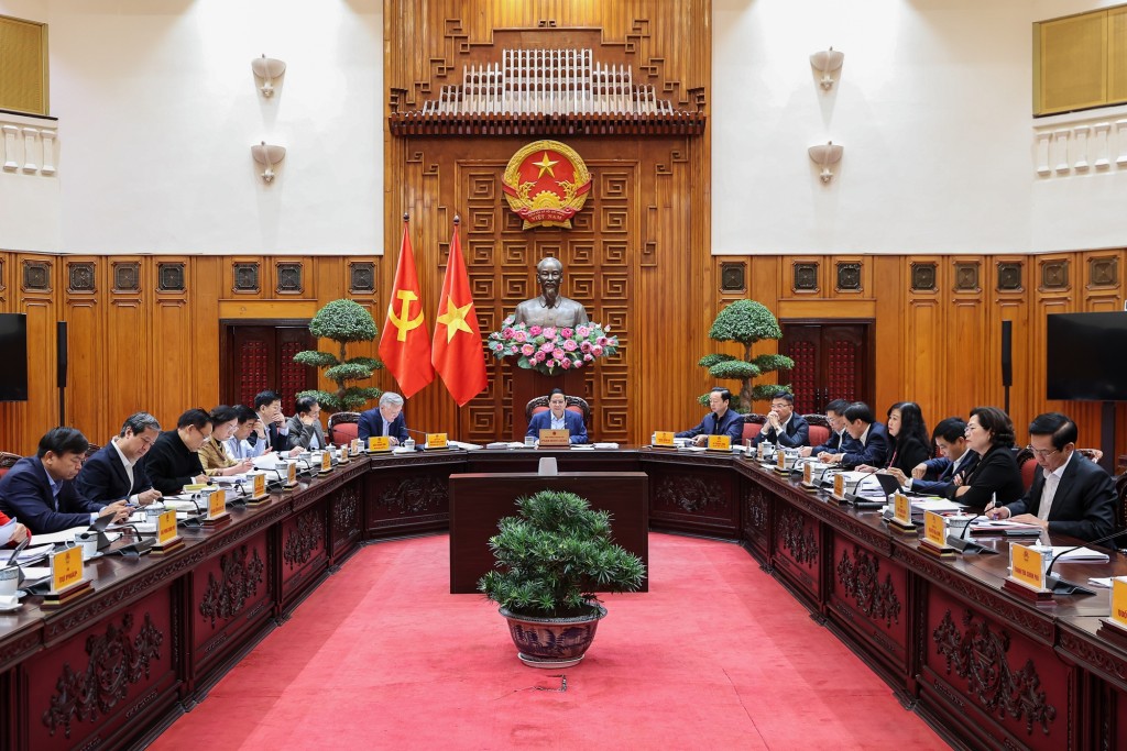 Thủ tướng lưu ý làm rõ khái niệm khu thương mại tự do, những điểm tương đồng và khác biệt với trung tâm tài chính quốc tế; cơ chế, chính sách cho hai đối tượng này có những điểm giống và những điểm khác, cần vận dụng linh hoạt, sáng tạo các quy định đã có - Ảnh: VGP/Nhật Bắc