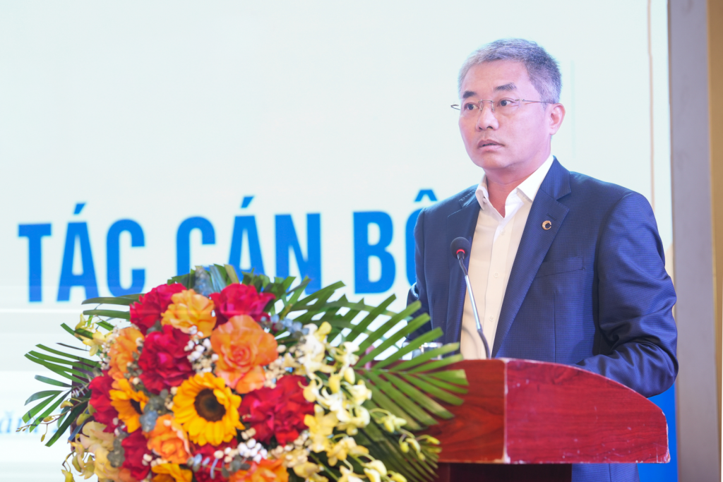 Ông Nguyễn Quốc Cường - Chủ tịch Hội đồng quản trị Co-opBank chúc mừng Co-opBank chi nhánh Hà Tĩnh đã hoàn thành tốt các nhiệm vụ được giao trong thời gian qua