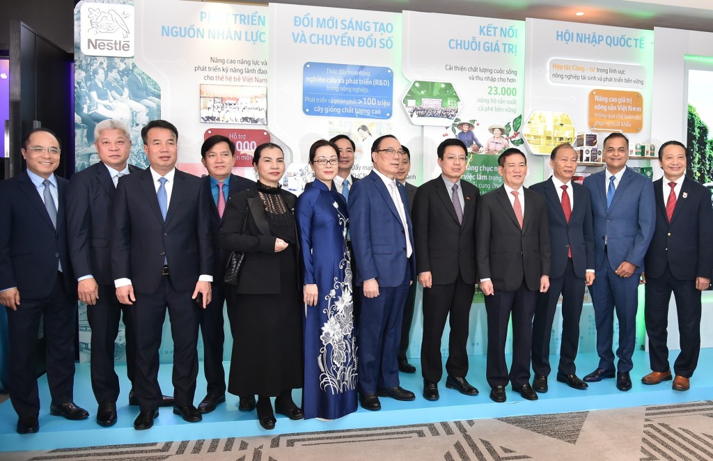 Phó Thủ tướng chụp ảnh lưu niệm tại sự kiện - Ảnh: VGP/Trần Mạnh