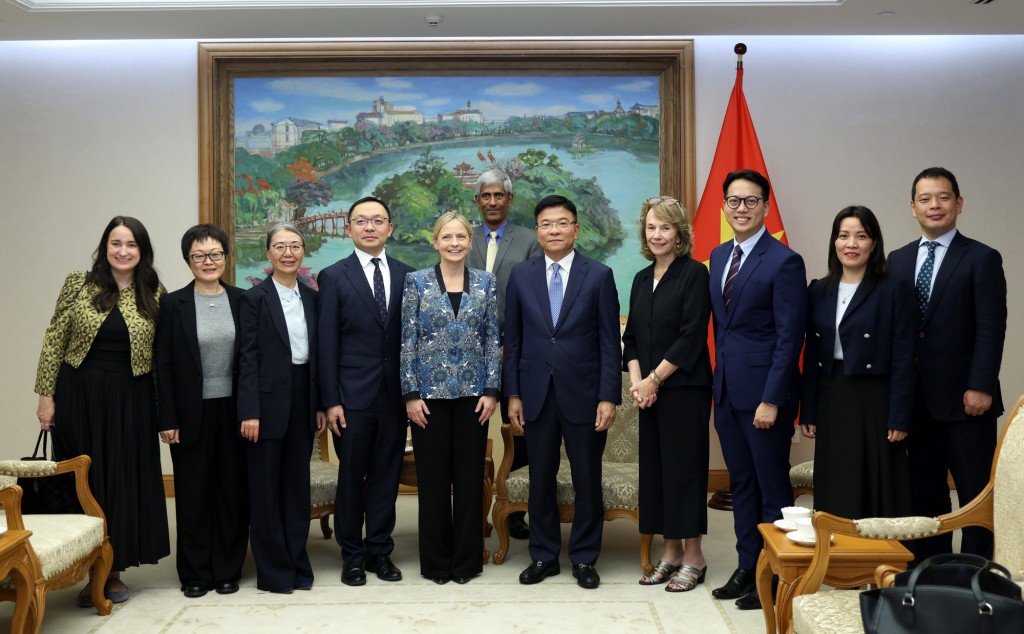 Phó Thủ tướng Lê Thành Long và lãnh đạo Tập đoàn Amazon - Ảnh: VGP/Đức Tuân