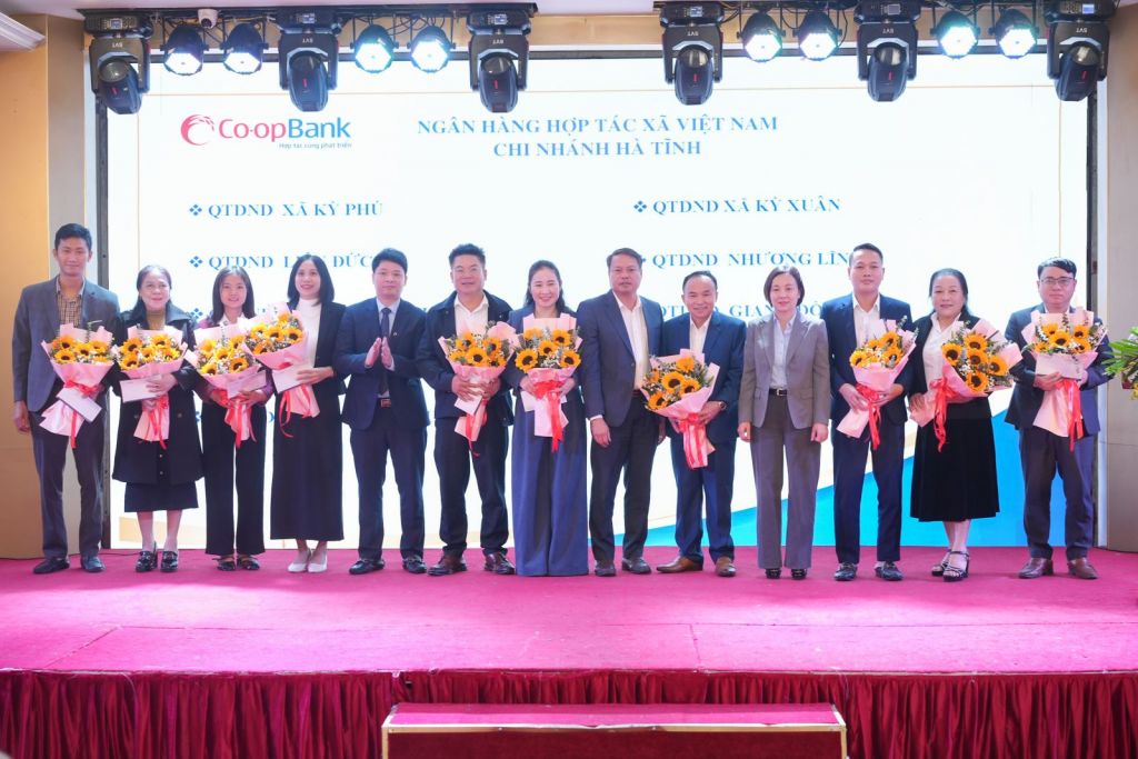 Lãnh đạo NHNN Khu vực 8 và Lãnh đạo Co-opBank, lãnh đạo Co-opBank chi nhánh Hà Tĩnh trao vinh danh cho các QTDND tiêu biểu trên địa bàn tỉnh