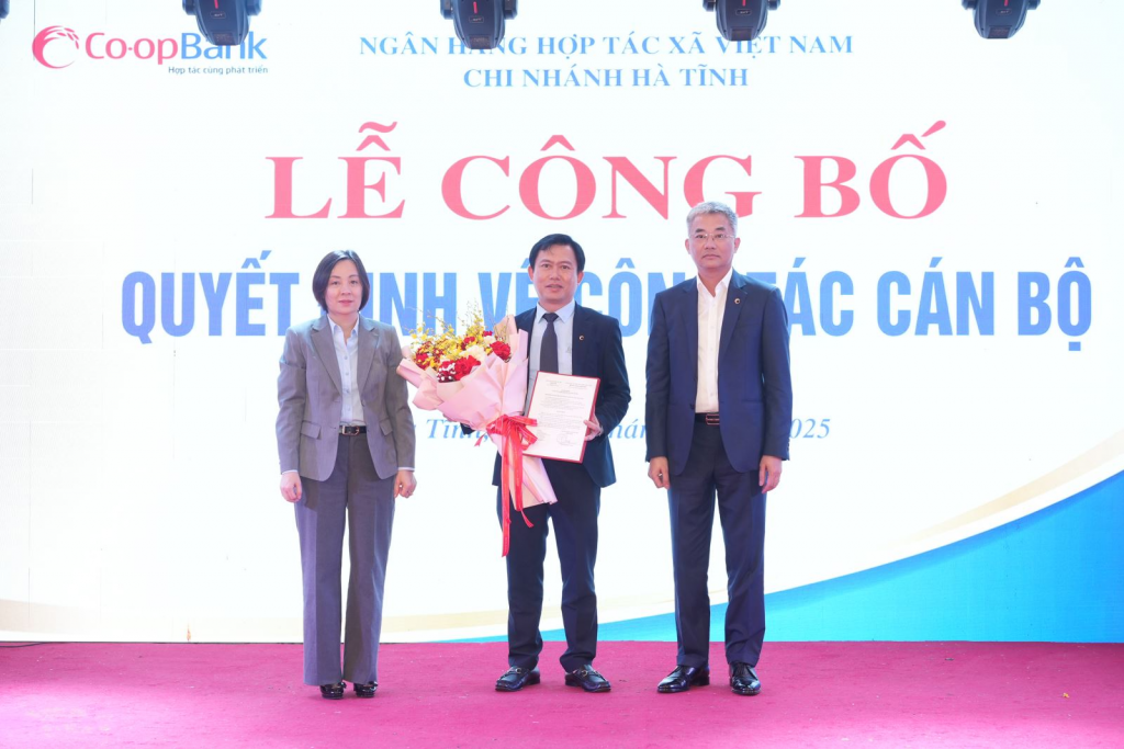 Ông Nguyễn Quốc Cường – Chủ tịch HĐQT Co-opBank và  Bà Phạm Thị Hồng Minh – Thành viên HĐQT, Tổng Giám đốc Co-opBank trao Quyết định và tặng hoa chúc mừng ông Mai Lam – Phó Giám đốc Co-opBank chi nhánh Hà Tĩnh được bổ nhiệm giữ chức vụ Quyền Giám đốc Co-opBank chi nhánh Hà Tĩnh