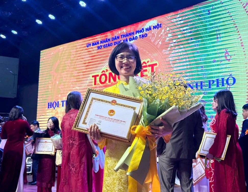 Cô Nguyễn Thị Phượng nhận giải Nhất tiêu biểu tại Lễ tổng kết Hội thi Giáo viên dạy giỏi Thành phố Hà Nội cấp THCS năm học 2025 - 2026