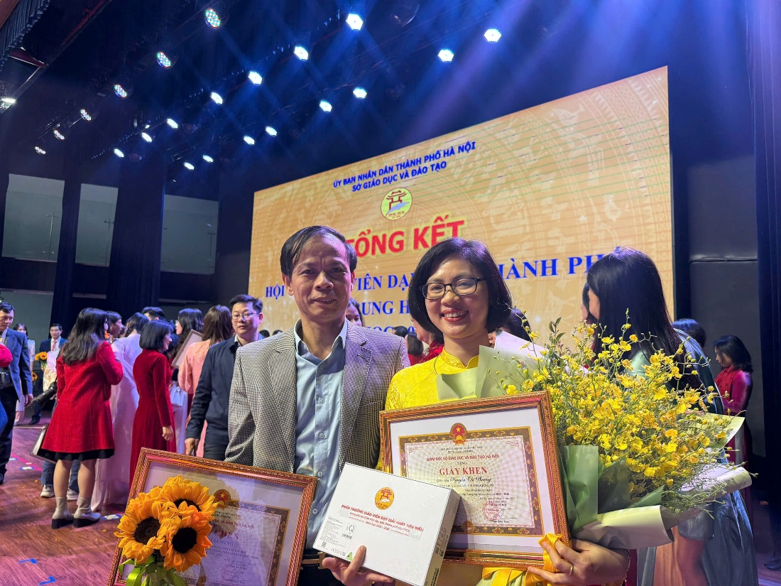 Đồng chí Phạm Thanh Hà - Trưởng phòng Văn hóa - xã hội phường Giảng Võ chúc mừng cô giáo Nguyễn Thị Phượng