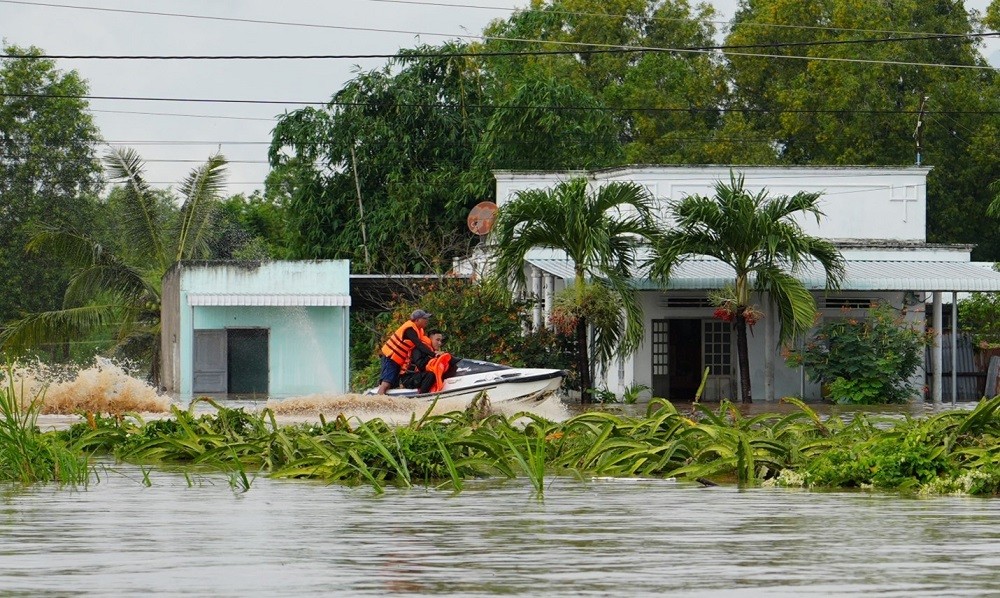Cán bộ, chiến sĩ khẩn trương cứu hộ, sơ tán người dân tại xã hàm liêm do mưa lớn gây ngập lụt
