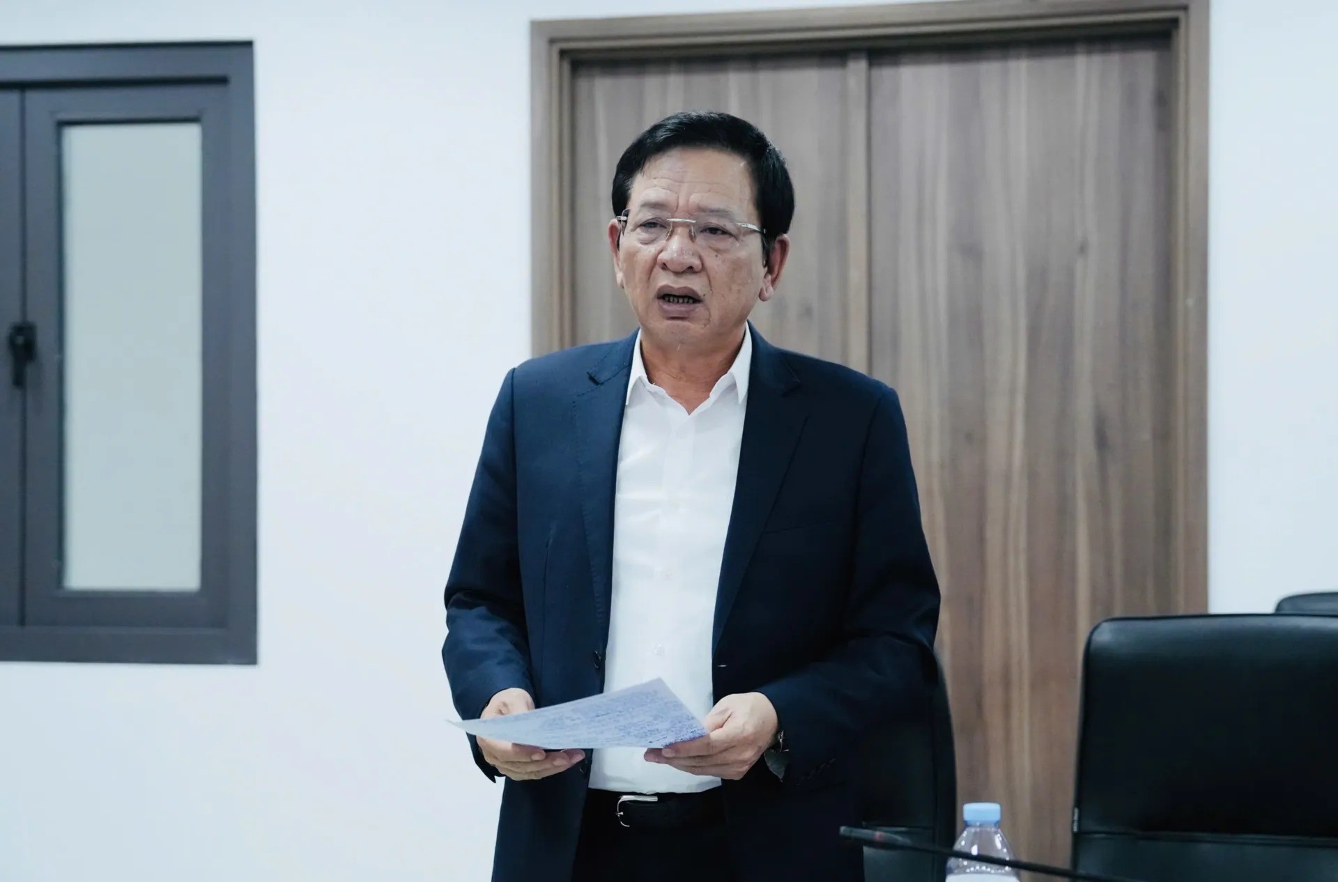 Các thành viên đoàn giám sát phát biểu ý kiến tại buổi làm việc