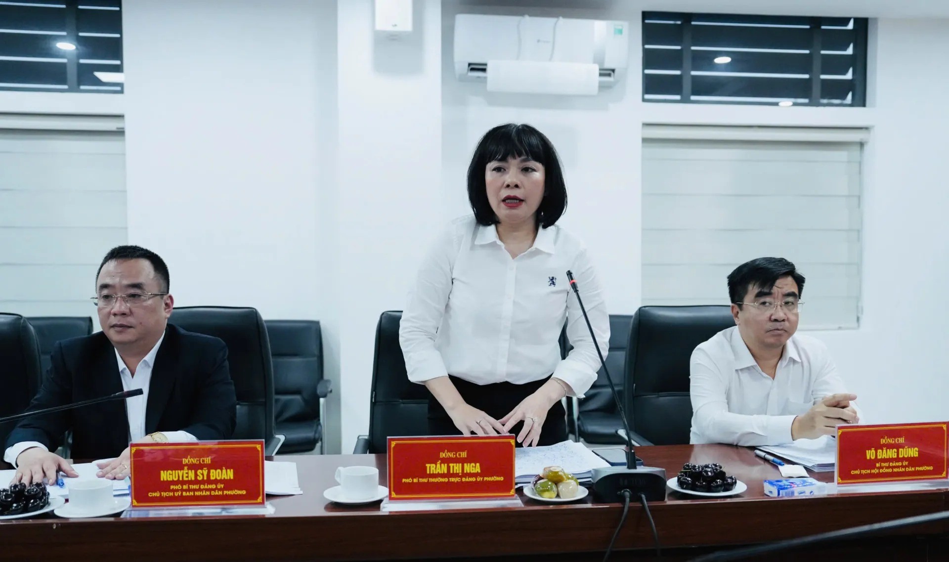 Phó Bí thư Thường trực Đảng ủy phường Khương Đình Trần Thị Nga phát biểu ý kiến tại buổi làm việc