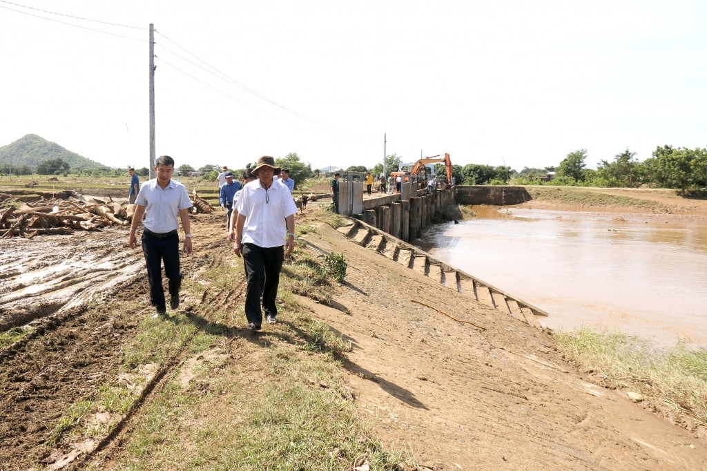 Lãnh đạo tỉnh trực tiếp xuống hiện trường chỉ đạo công tác khắc phục, ưu tiên cao nhất là tính mạng và đời sống người dân