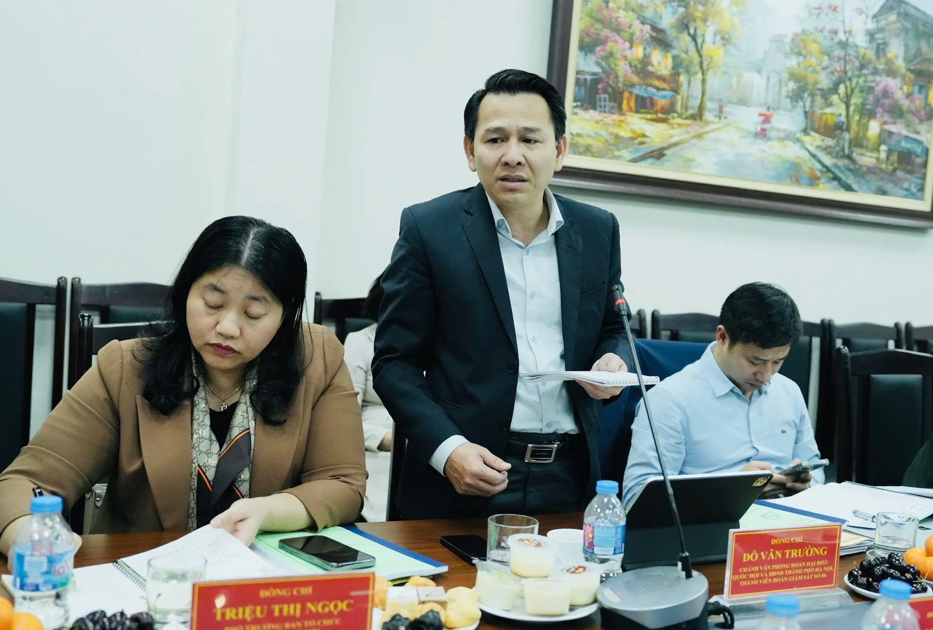 Các thành viên đoàn giám sát phát biểu ý kiến tại buổi làm việc