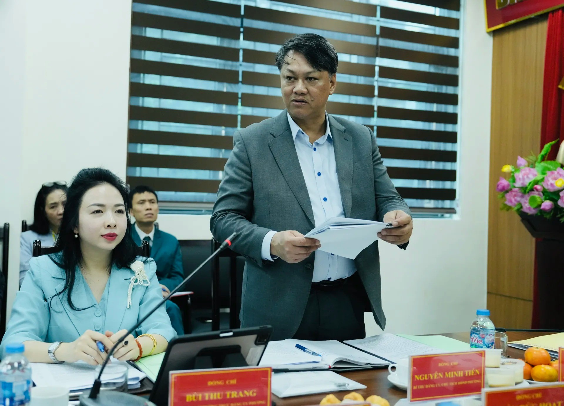 Bí thư Đảng ủy, Chủ tịch HĐND phường Phương Liệt Nguyễn Minh Tiến báo cáo tại buổi làm việc