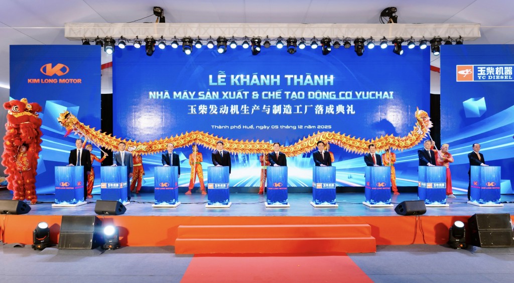 Các đại biểu thực hiện nghi thức khánh thành nhà máy Các đại biểu thực hiện nghi thức khánh thành nhà máy