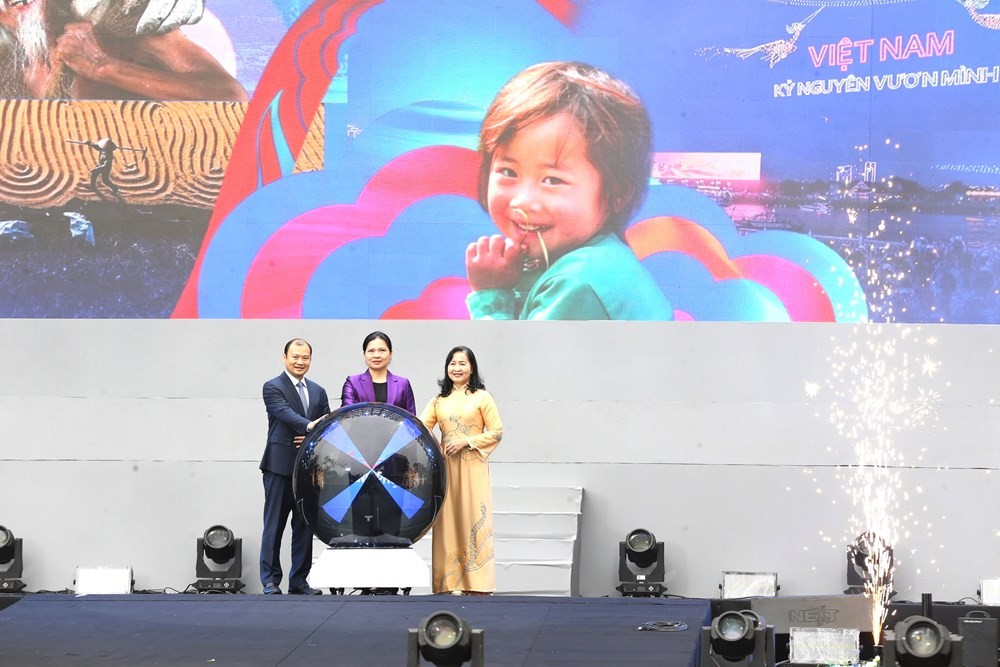 Các đại biểu thực hiện nghi thức khai mạc Ngày hội