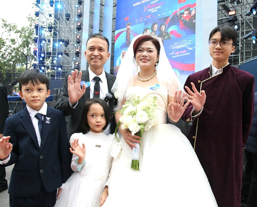 Ngay sau Lễ khai mạc, Lễ cưới tập thể của 80 cặp đôi đã diễn ra với sự chung vui của đông đảo người dân, du khách