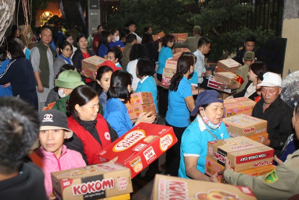 Nghĩa tình Long Biên tiếp sức miền Trung vượt lũ