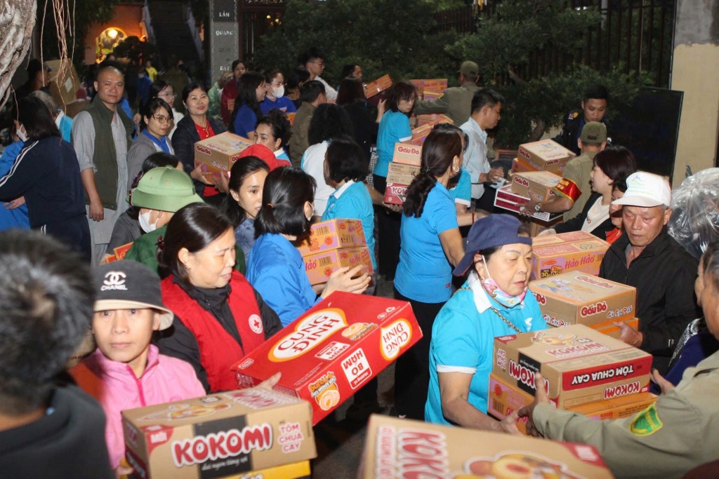 Nghĩa tình Long Biên tiếp sức miền Trung vượt lũ