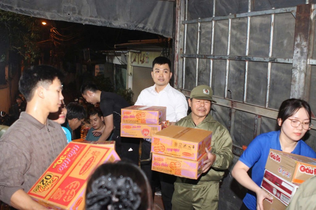 Nghĩa tình Long Biên tiếp sức miền Trung vượt lũ