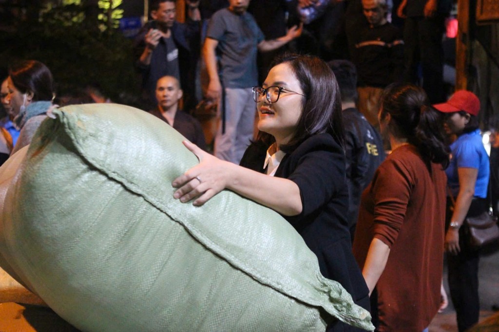 Nghĩa tình Long Biên tiếp sức miền Trung vượt lũ