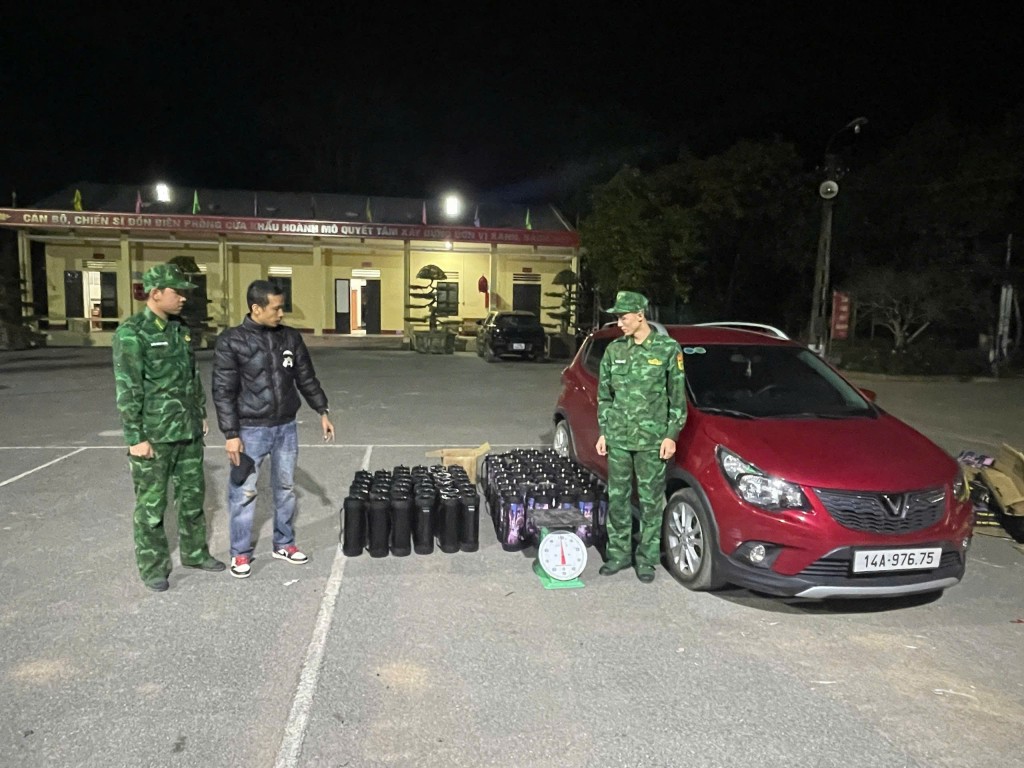 Quảng Ninh: Bắt giữ đối tượng vận chuyển 88 bình nghi là khí cười Quảng Ninh: Bắt giữ đối tượng vận chuyển 88 bình nghi là khí cười