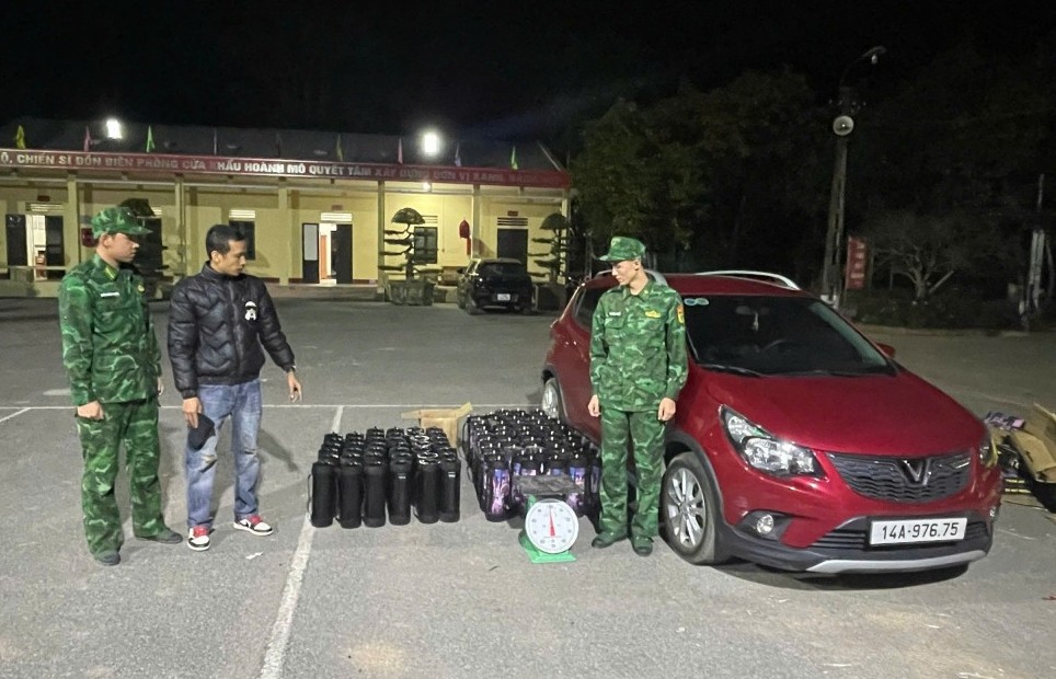 Quảng Ninh: Bắt giữ đối tượng vận chuyển 88 bình nghi là khí cười