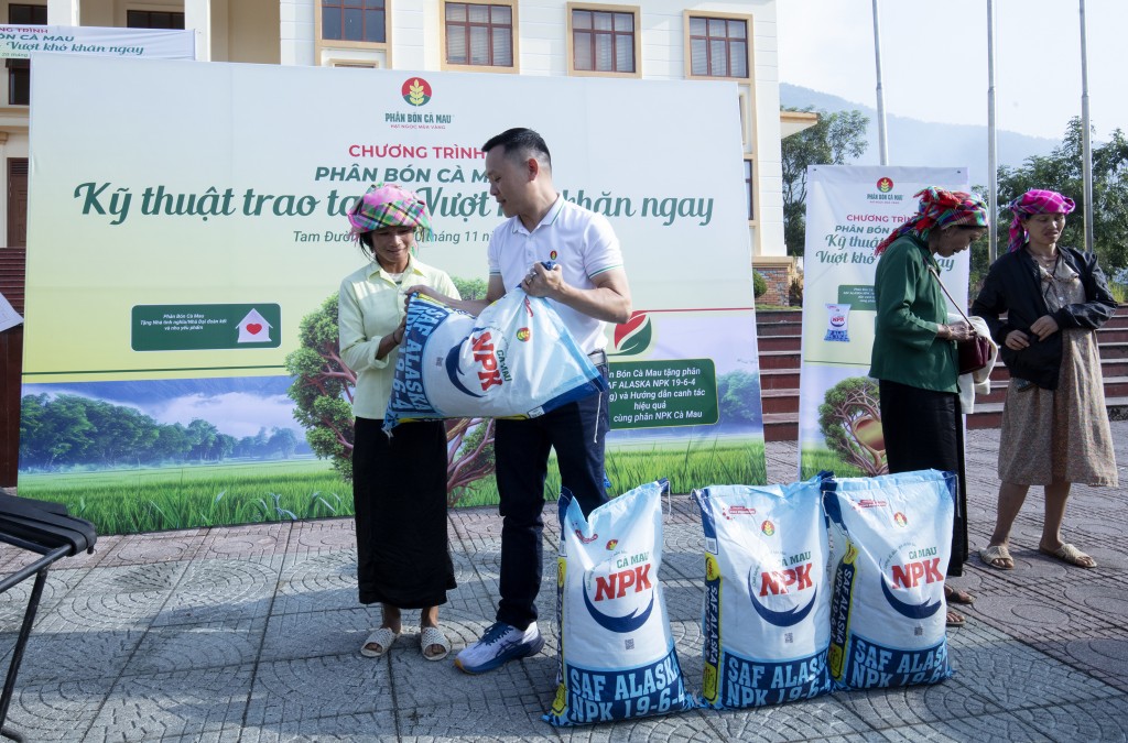 Phân bón Cà Mau chia sẻ với đồng bào vùng bão lũ Phân bón Cà Mau chia sẻ với đồng bào vùng bão lũ