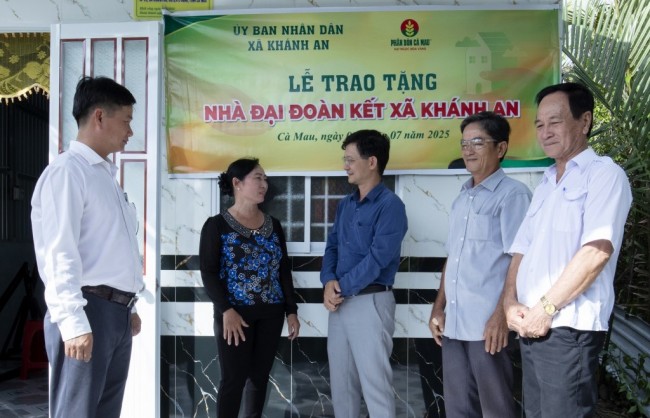 Phân bón Cà Mau chia sẻ với đồng bào vùng bão lũ