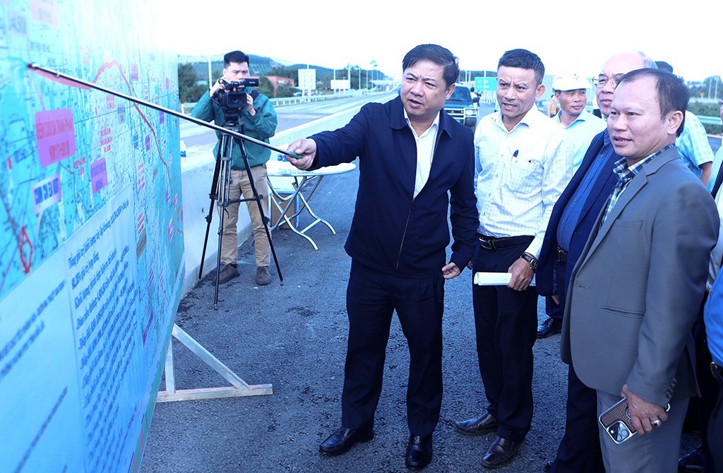 Đoàn công tác của Bí thư Tỉnh ủy Đắk Lắk Lương Nguyễn Minh Triết kiểm tra thực địa về tiến độ thi công các dự án giao thông trọng điểm của tỉnh (Ảnh: T.Hải) Đoàn công tác của Bí thư Tỉnh ủy Đắk Lắk Lương Nguyễn Minh Triết kiểm tra thực địa về tiến độ thi công các dự án giao thông trọng điểm của tỉnh (Ảnh: T.Hải)