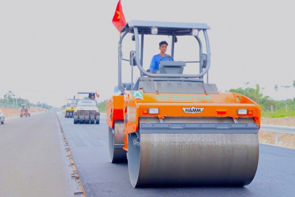 Các đơn vị nỗ lực thi công, sớm đưa công trình vào sử dụng (Ảnh: H.Tuyết) Các đơn vị nỗ lực thi công, sớm đưa công trình vào sử dụng (Ảnh: H.Tuyết)