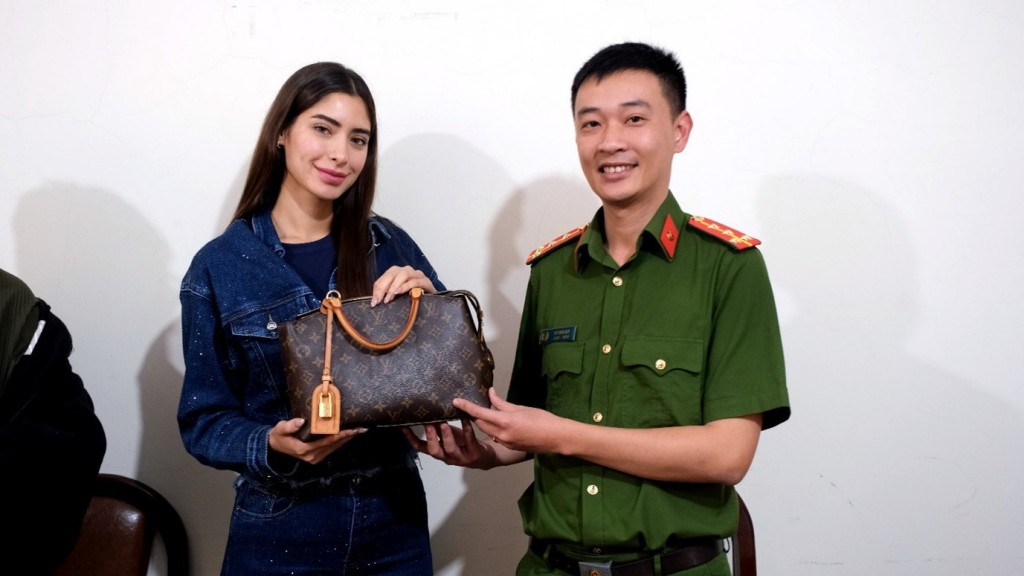 Hoa hậu Mexico nhận lại tài sản từ Công an phường Xuân Hương - Đà Lạt (Ảnh: CALĐ) Hoa hậu Mexico nhận lại tài sản từ Công an phường Xuân Hương - Đà Lạt (Ảnh: CALĐ)