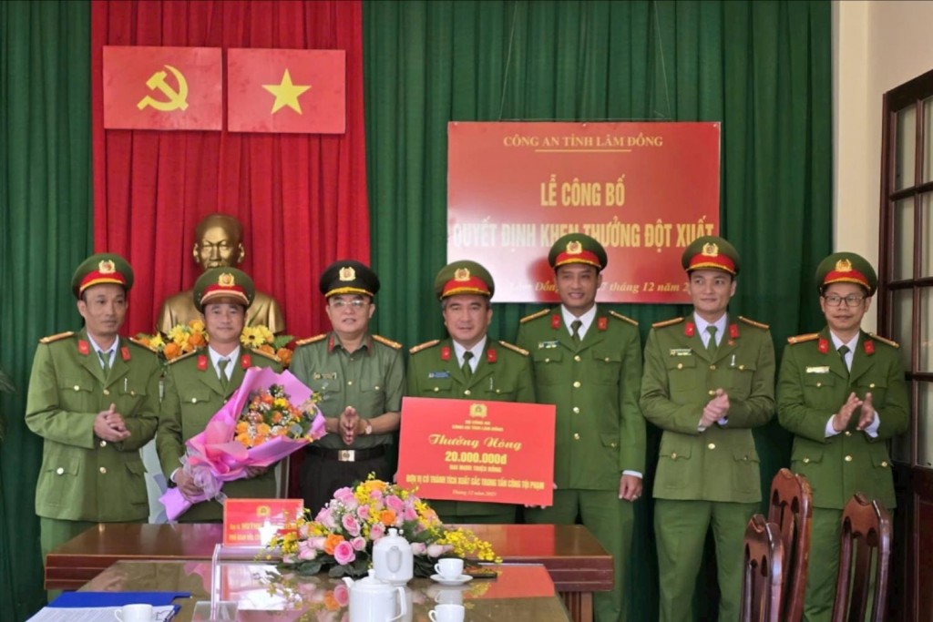 Đại tá Huỳnh Ngọc Liêm, Phó Giám đốc Công an tỉnh trao thưởng nóng cho tập thể Công an Phường Xuân Hương - Đà Lạt (Ảnh: CALĐ) Đại tá Huỳnh Ngọc Liêm, Phó Giám đốc Công an tỉnh trao thưởng nóng cho tập thể Công an Phường Xuân Hương - Đà Lạt (Ảnh: CALĐ)