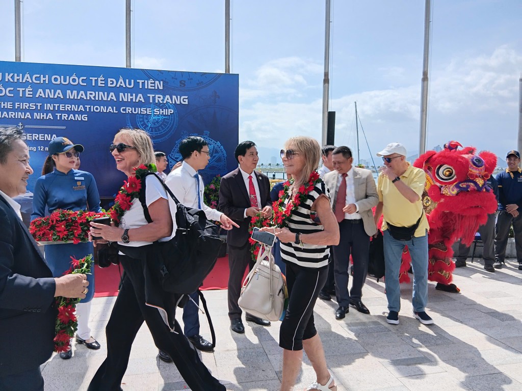 Tàu biển quốc tế Costa Serena, khởi hành từ Hong Kong, đã cập bến du thuyền quốc tế Ana Marina tại Khánh Hòa sáng 7/12, mang theo gần 2.700 du khách. 